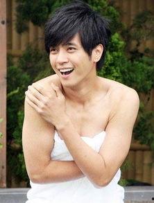 明星坐着拍照,明星坐姿下的独特魅力瞬间