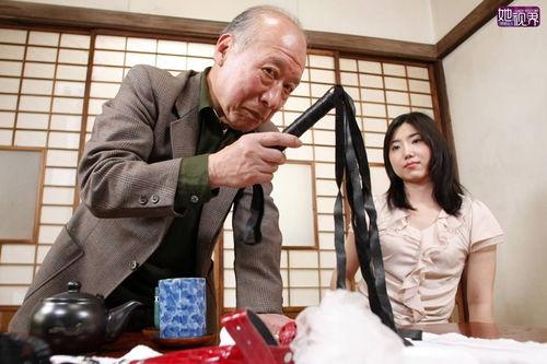 老龄女人av,AV视角下的真实写照