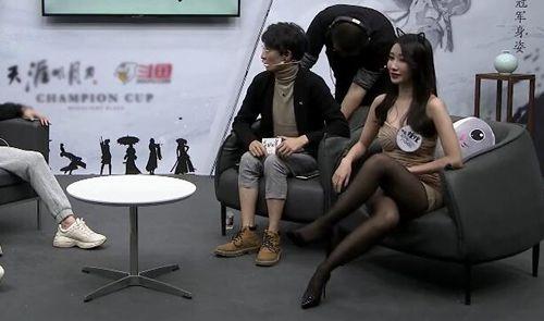 中央主持人丝袜照,时尚还是争议？